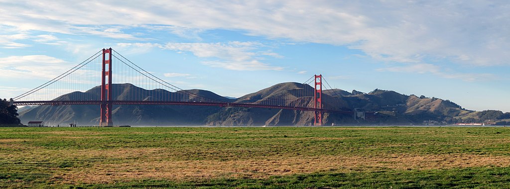 Crissy Field with Golden Gate Bridge and Marin Headlands User:Something Original [CC BY-SA 3.0 (https://creativecommons.org/licenses/by-sa/3.0)]