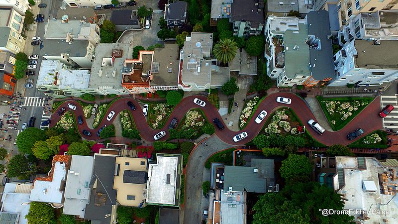 Lombard St San Francisco curves from above drone shot DroneEddie [CC BY-SA 4.0 (https://creativecommons.org/licenses/by-sa/4.0)]