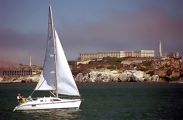 San Francisco Alcatraz Island and Sailboat from Municipal Pier Photo: David Ohmer from Cincinnati, USA [CC BY 2.0]