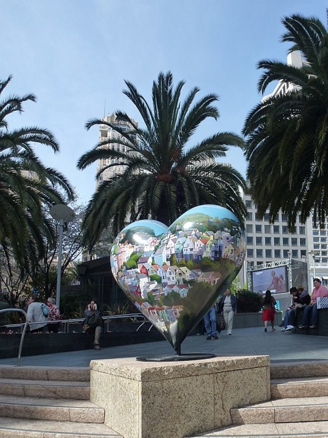 San Francisco's Union Square - Left my Heart in San Francisco sculpture Photo: Pierre André Leclercq [CC BY-SA 4.0]