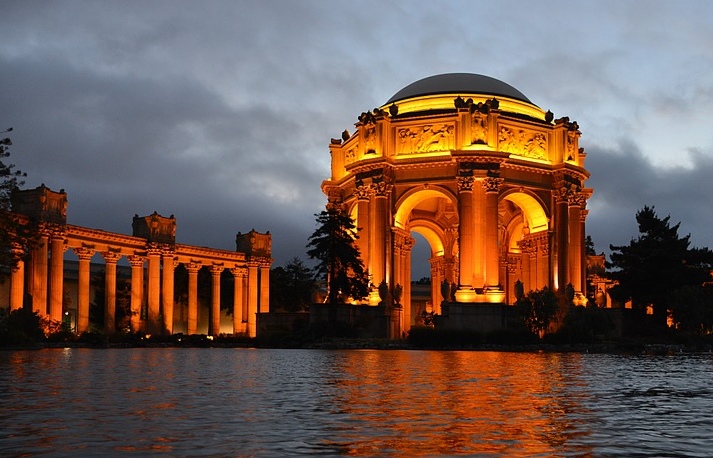 The Palace of Fine Arts in San Francisco at night